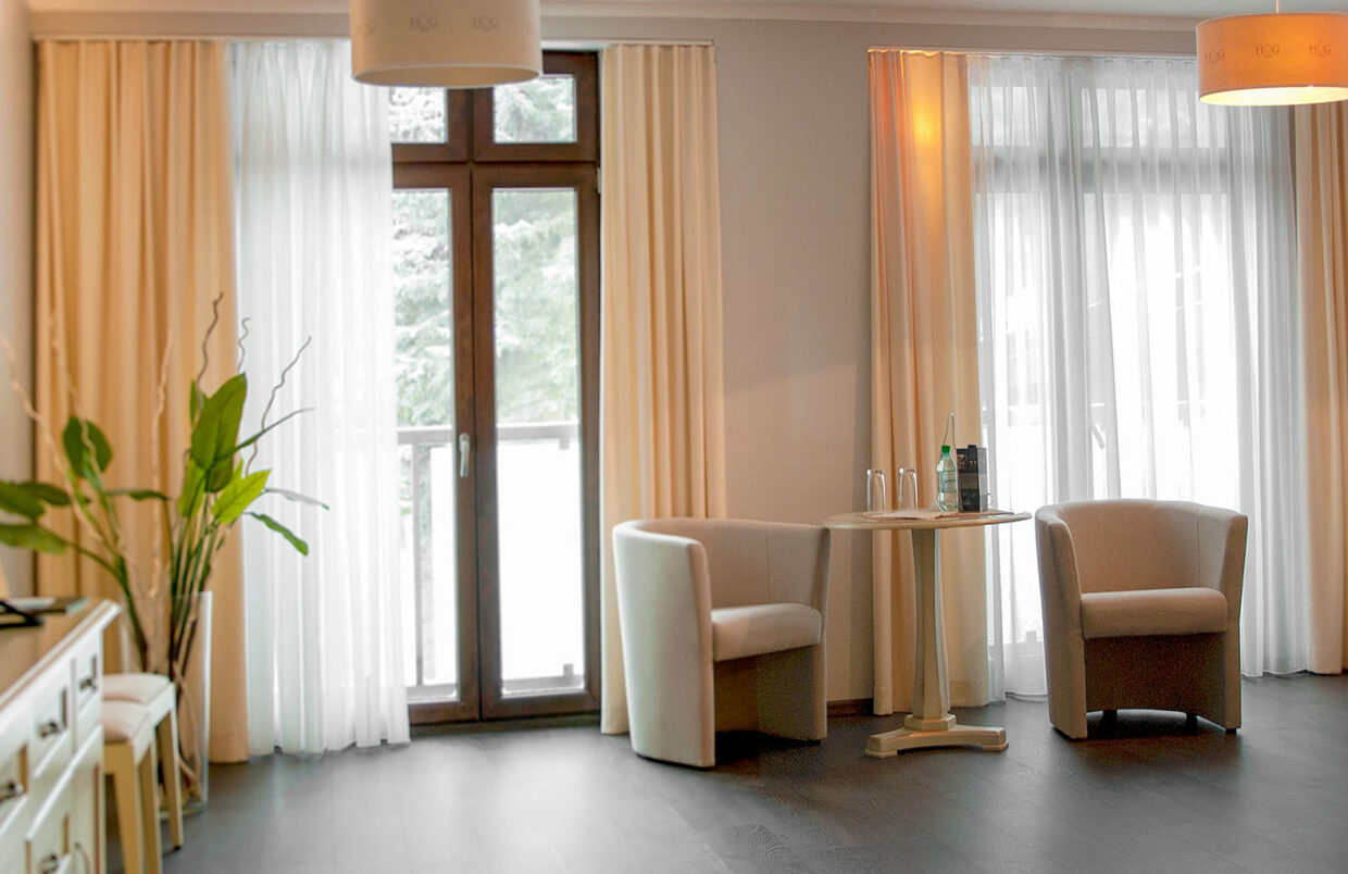 Dekoracja okna dopasowana do zagłówka — pokój hotelowy