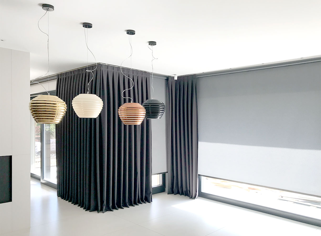 Dekoracja drzwi tarasowych — nowoczesny salon