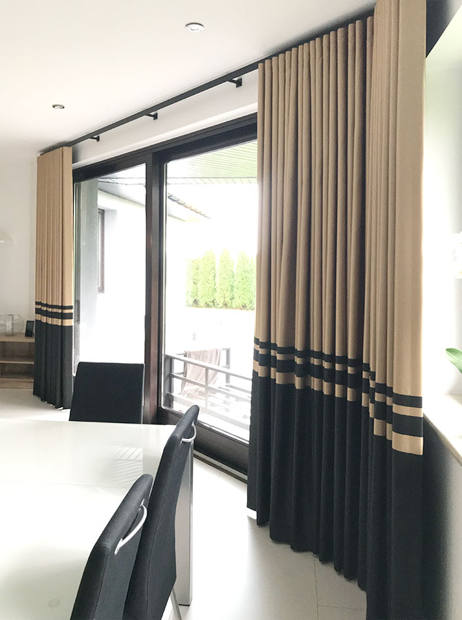 Nowoczesna firana przy dużym oknie — nowoczesny salon, ujęcie 6