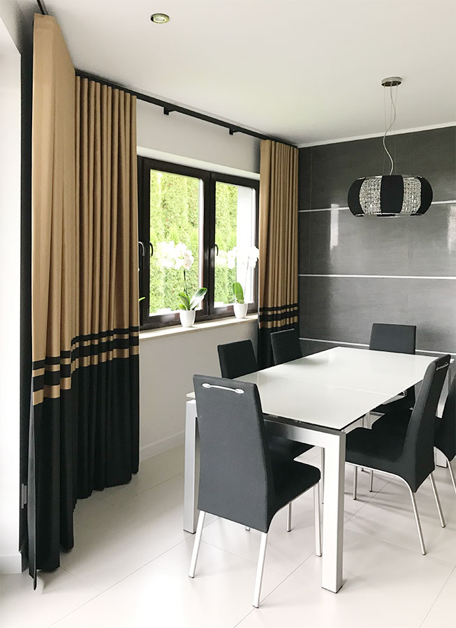 Zasłony zestawione z ceglaną ścianą — nowoczesny salon, ujęcie 7