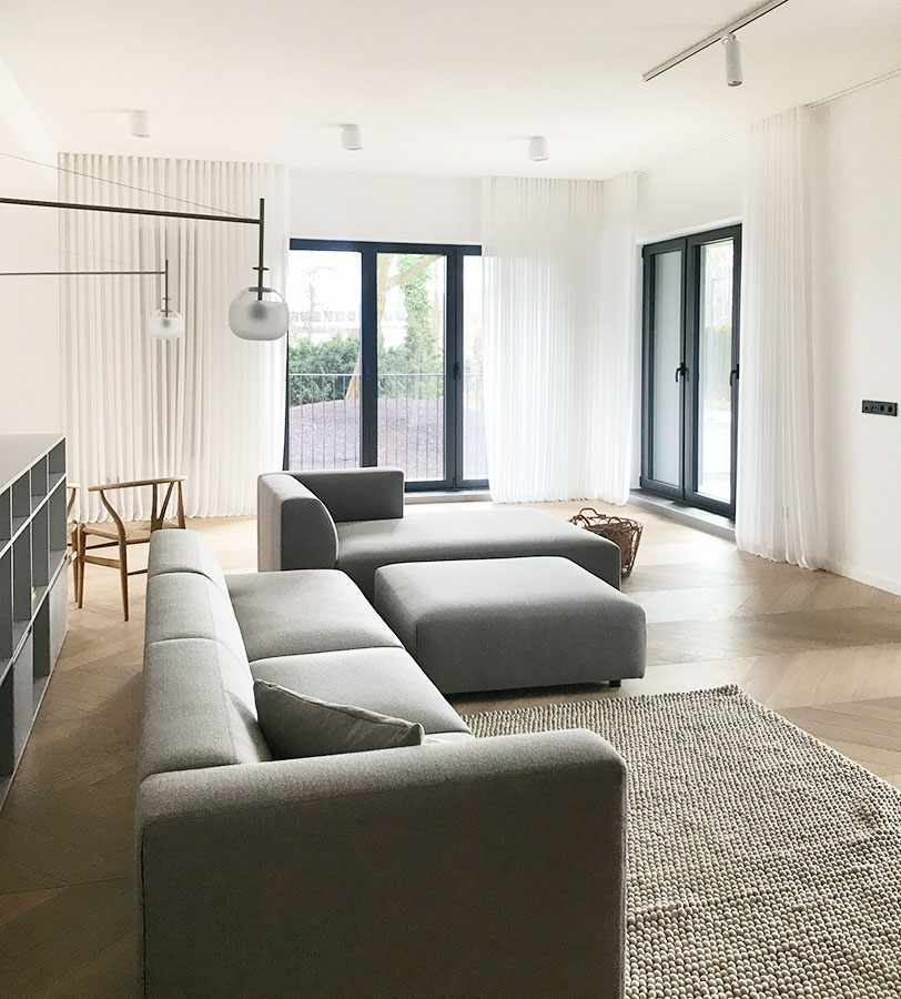 Dekoracja drzwi tarasowych — nowoczesny salon, ujęcie 8