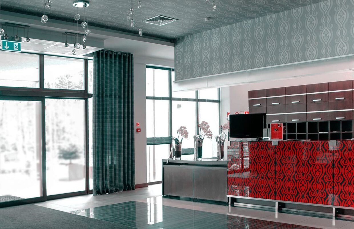 Dekoracja okienna jako tło dla stołów — restauracja i sala bankietowa