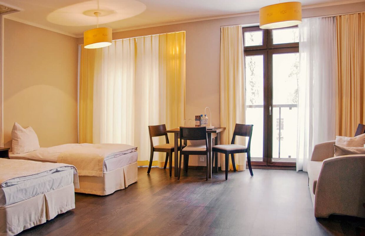 Roleta rzymska w hotelowej aranżacji — pokój hotelowy