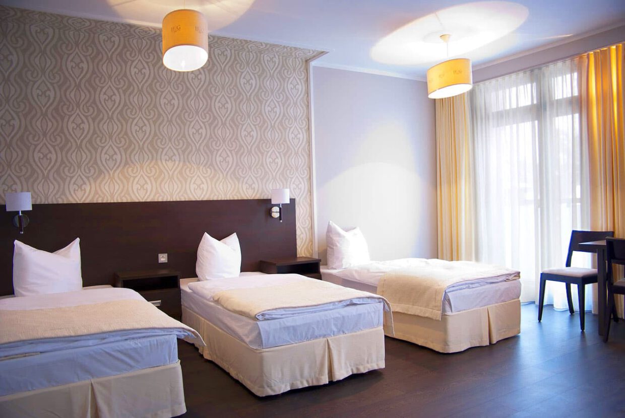 Firany zapewniające dzienną prywatność — pokój hotelowy