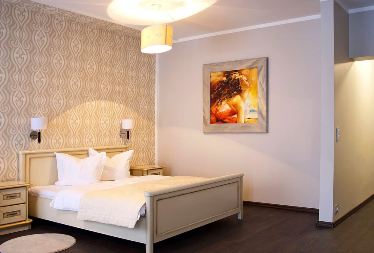 Zasłony przy łóżku w pokoju hotelowym — pokój hotelowy