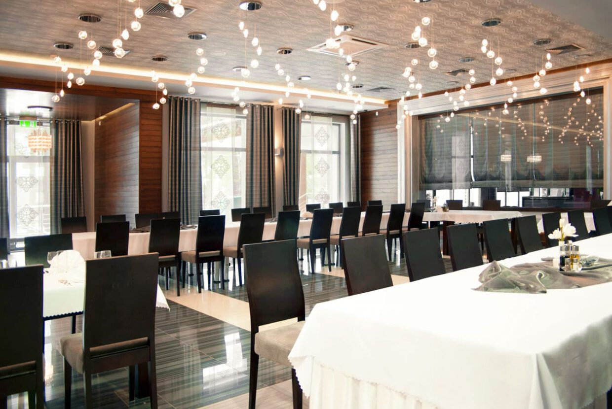 Zasłony przy dużych oknach restauracji — restauracja i sala bankietowa