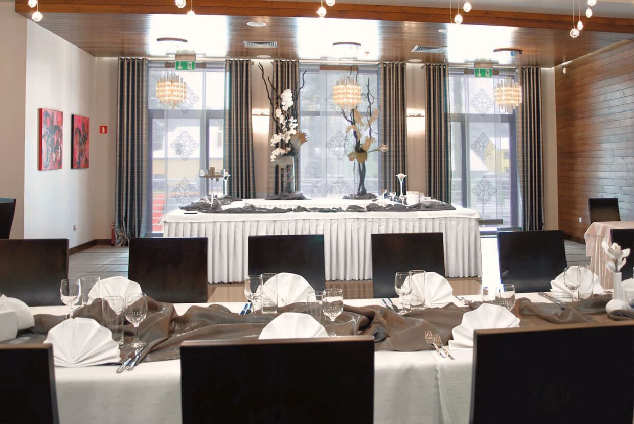 Firany w sali bankietowej — restauracja i sala bankietowa