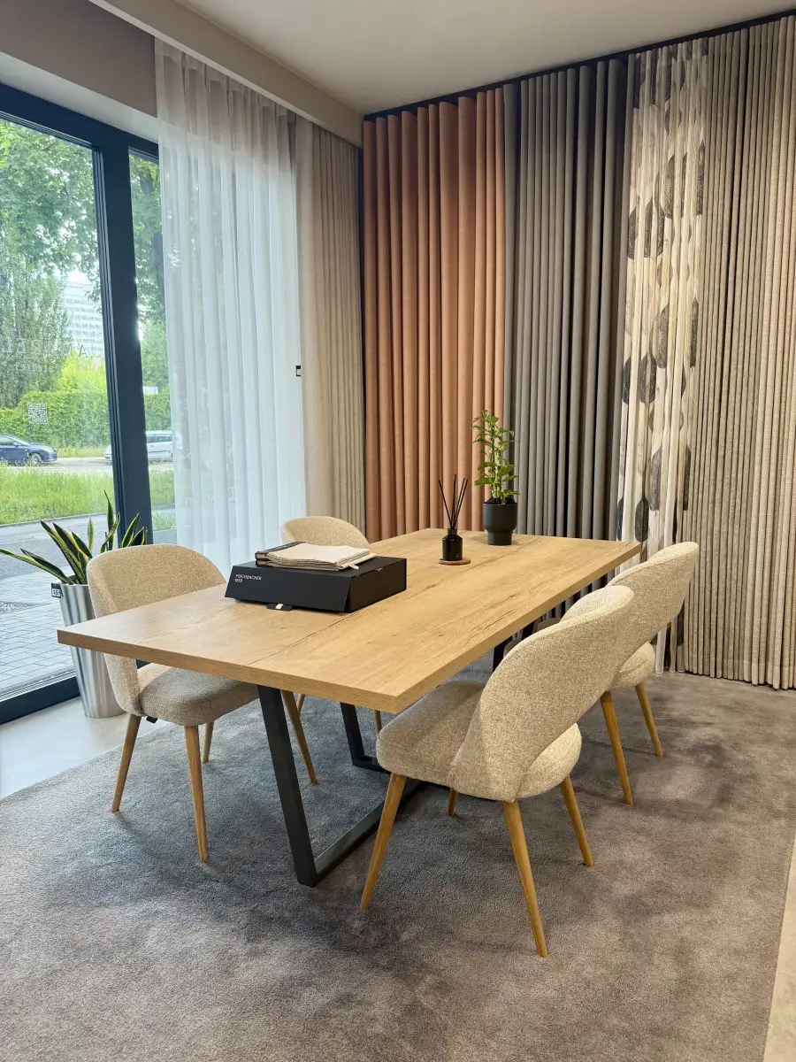 Stół konsultacyjny i ekspozycja tkanin w atelier Amarello w Łodzi
