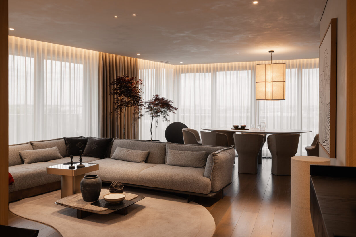 Dekoracje okienne w salonie i jadalni — apartament w Krakowie