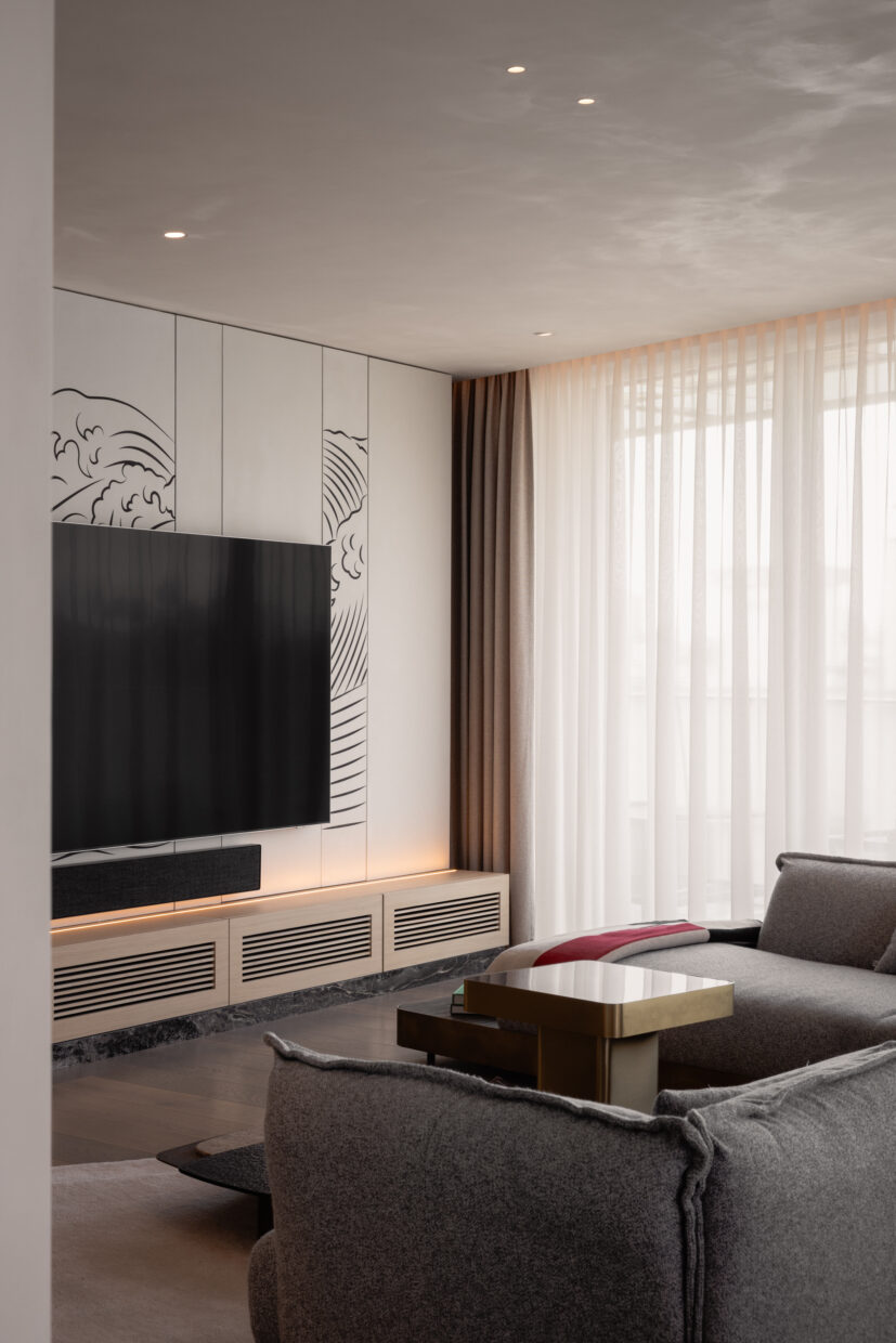 Firany przy dużych oknach salonu — apartament w Krakowie