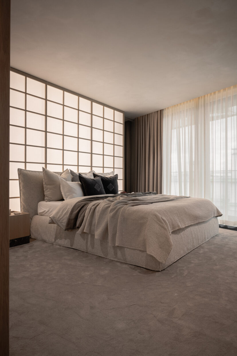Firany i zasłony w sypialni — apartament w Krakowie