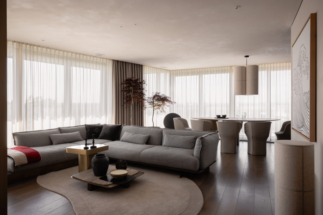 Panoramiczne okna z nowoczesnymi firanami — apartament w Krakowie