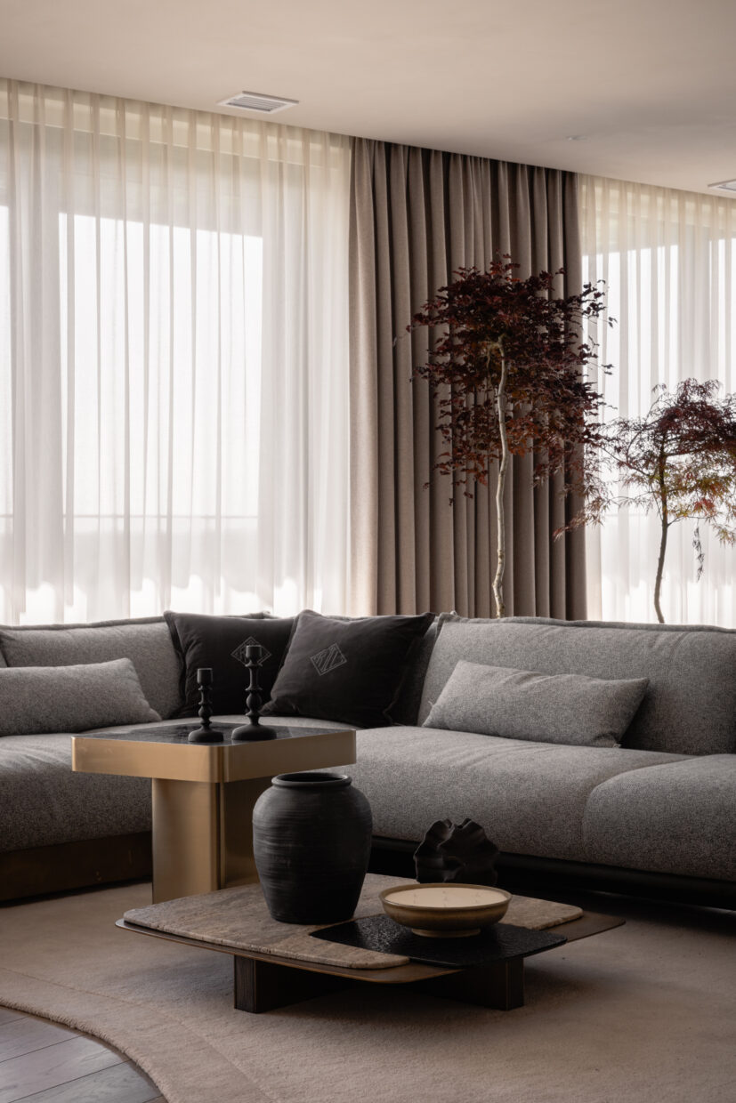 Zasłony w strefie wypoczynkowej — apartament w Krakowie